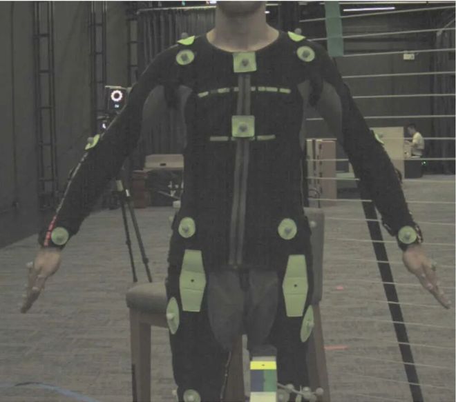 △操作人员身穿的动作捕捉会记录下其身体姿态，图源：采访人提供