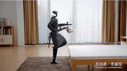 △Demo中机器人趴在床上除螨，图源：采访人提供