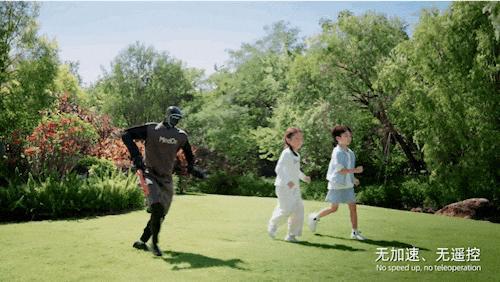 △Demo中机器人与小朋友玩飞盘，图源：采访人提供